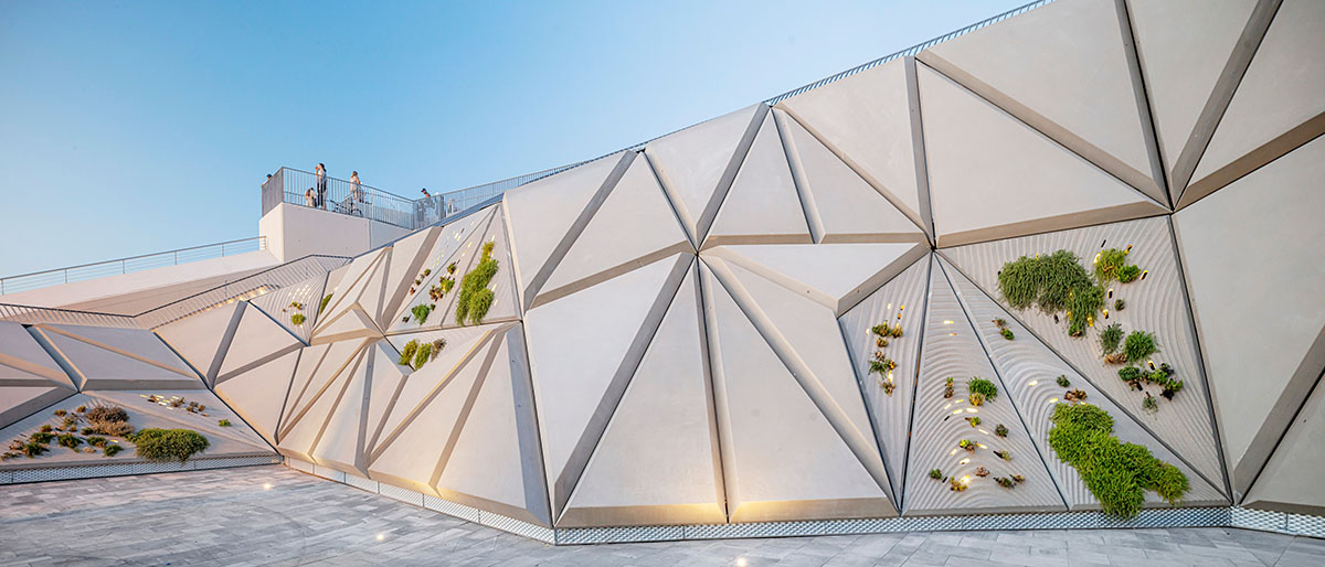 External Reference creates walkable façade for viewing platform evoking salt crystals in Barcelona