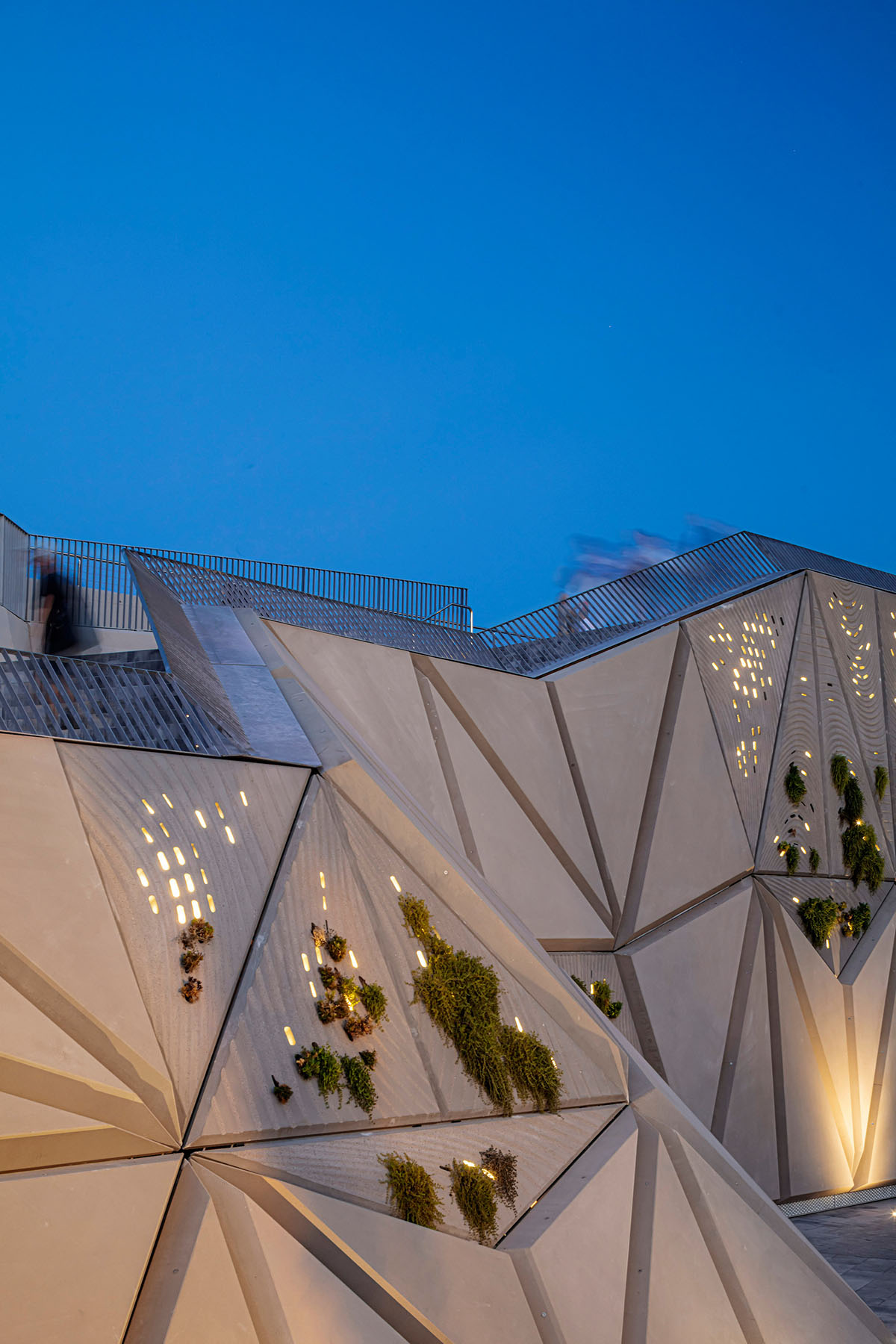 External Reference creates walkable façade for viewing platform evoking salt crystals in Barcelona