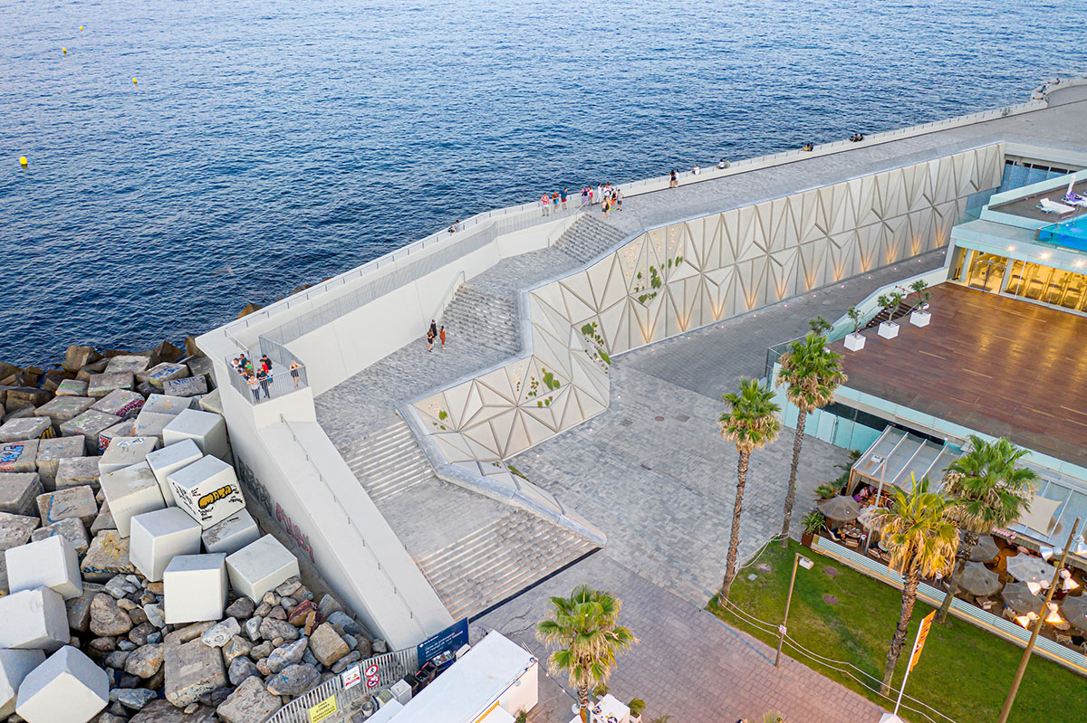 External Reference creates walkable façade for viewing platform evoking salt crystals in Barcelona