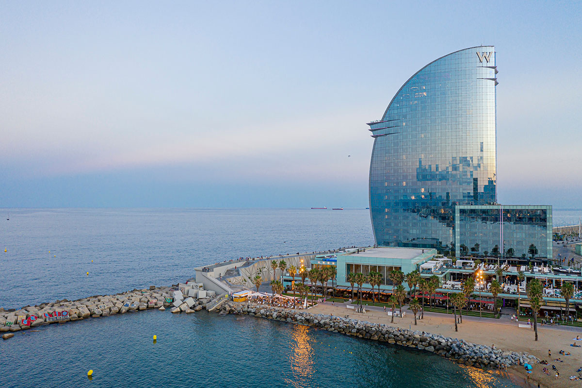 External Reference creates walkable façade for viewing platform evoking salt crystals in Barcelona