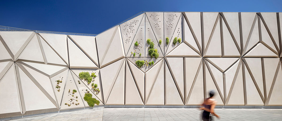 External Reference creates walkable façade for viewing platform evoking salt crystals in Barcelona