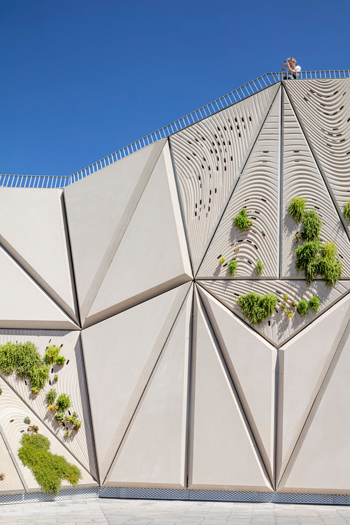 External Reference creates walkable façade for viewing platform evoking salt crystals in Barcelona