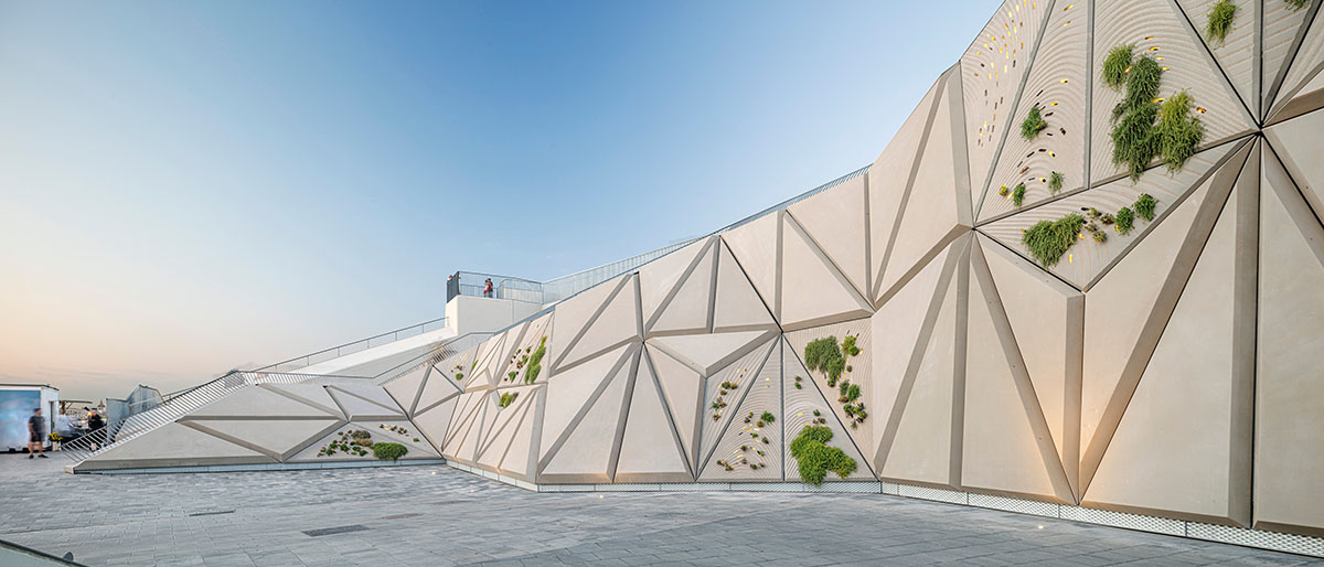 External Reference Creates Walkable Façade For Viewing Platform Evoking