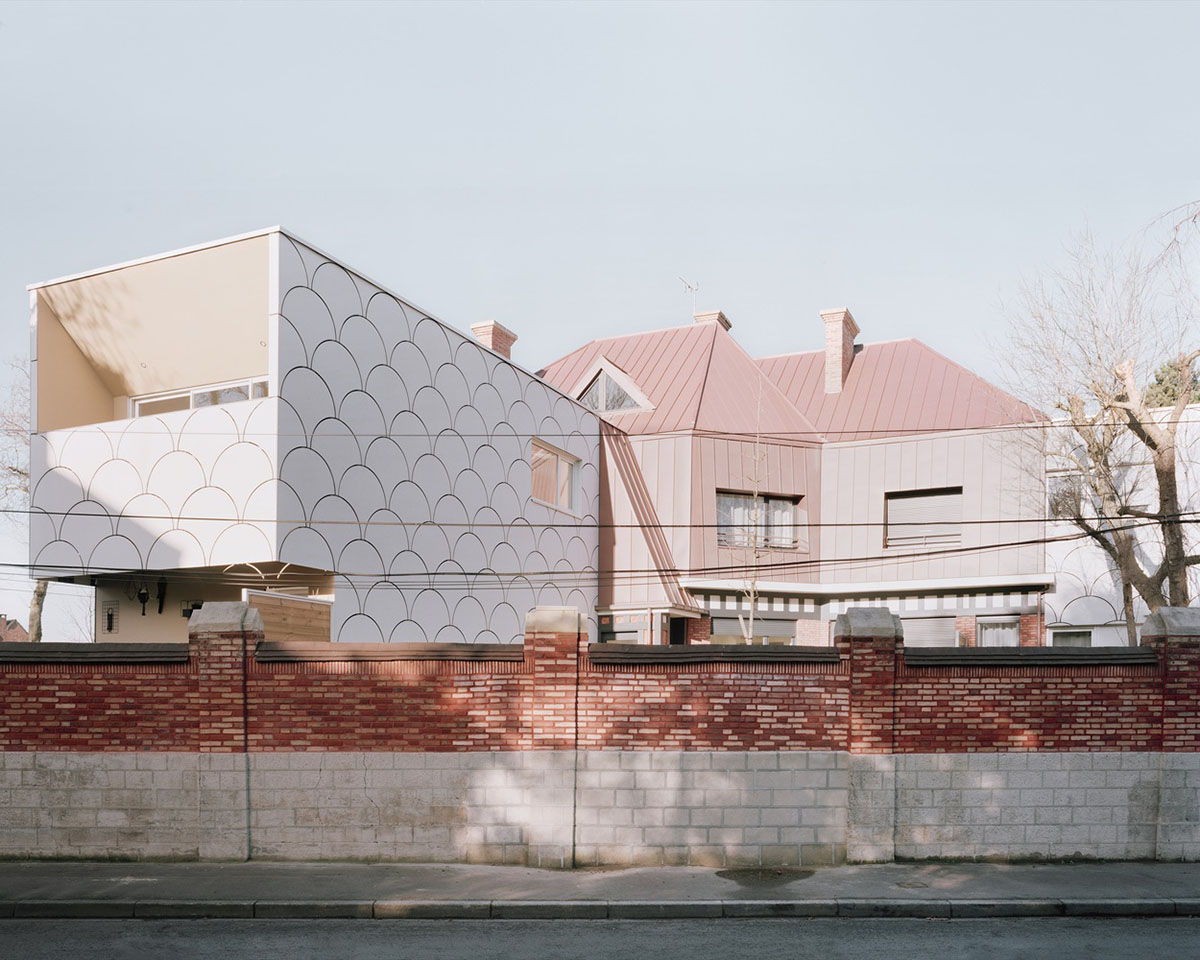 D'HOUNDT+BAJART Architectes & associ&eacute;s reimagines social housing in pinkish tones in French city
