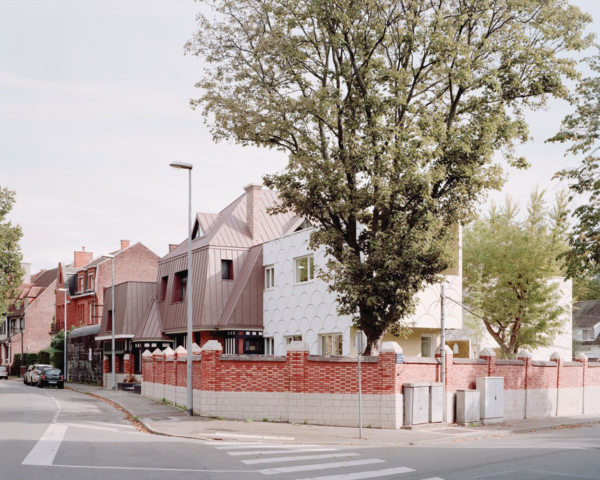 D'HOUNDT+BAJART Architectes & associ&eacute;s reimagines social housing in pinkish tones in French city