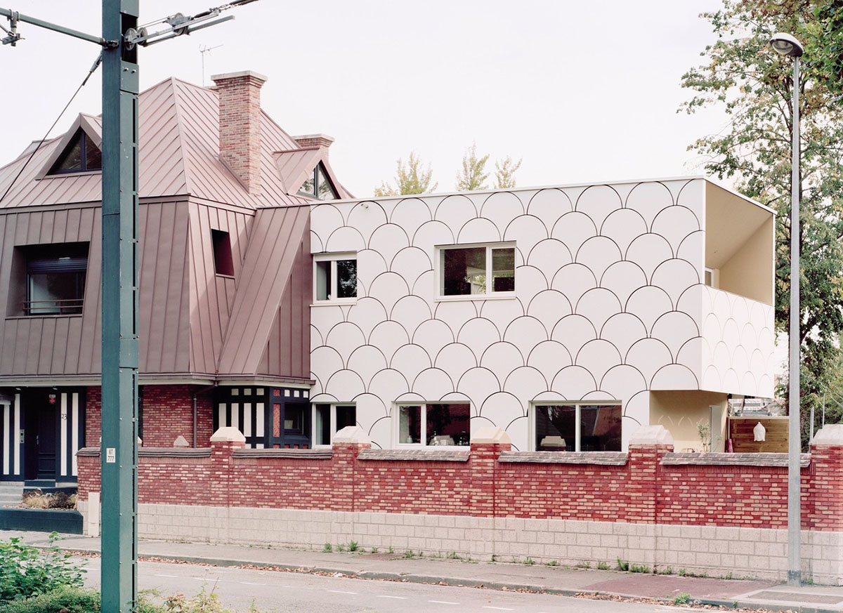 D'HOUNDT+BAJART Architectes & associ&eacute;s reimagines social housing in pinkish tones in French city