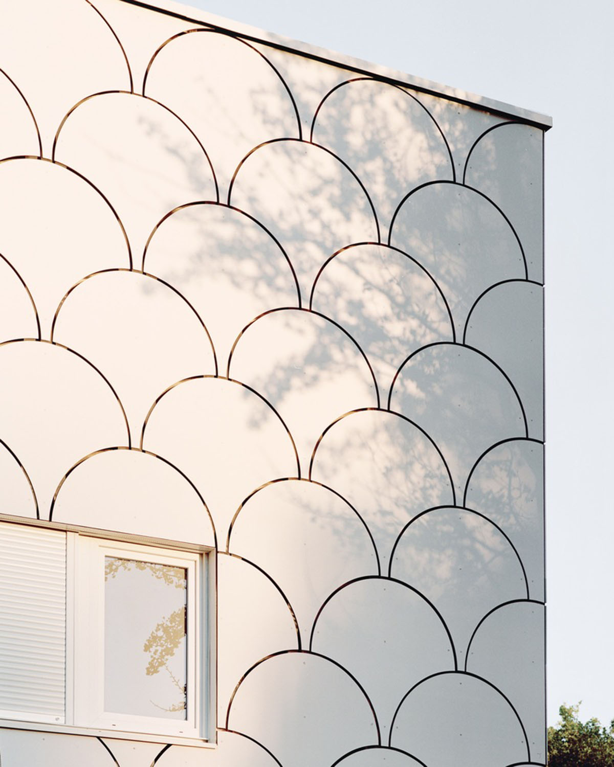 D'HOUNDT+BAJART Architectes & associ&eacute;s reimagines social housing in pinkish tones in French city