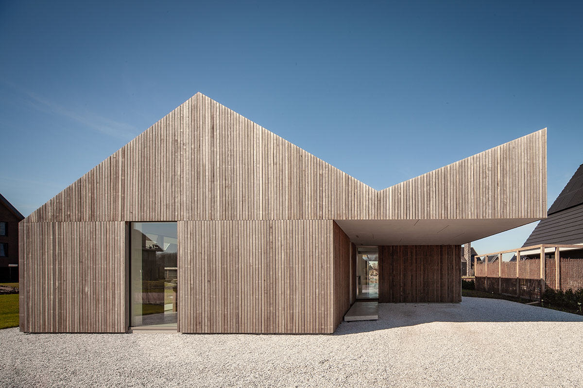 Francois Verhoeven Architects построили семейный дом с деревянным каркасом и наклонной крышей в Нидерландах. 