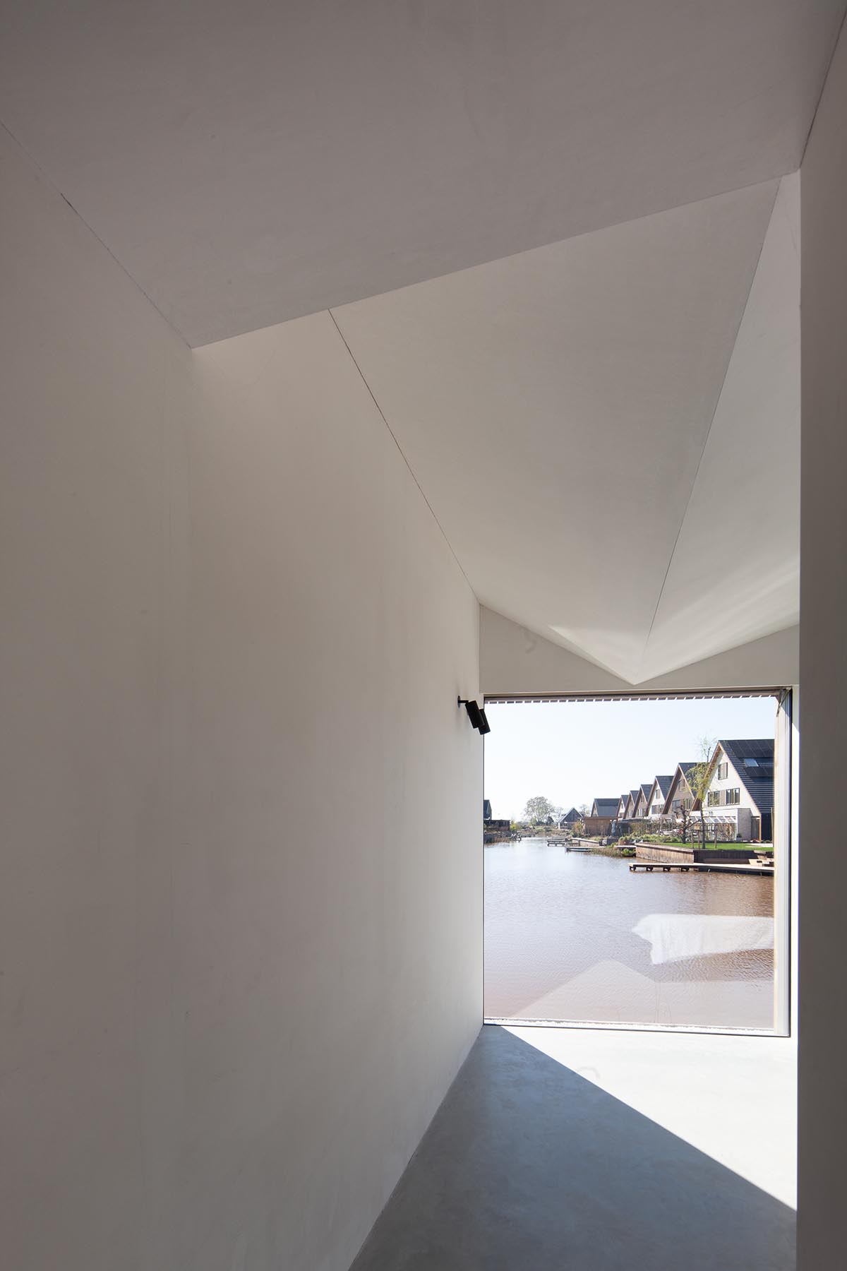Francois Verhoeven Architects построили семейный дом с деревянным каркасом и наклонной крышей в Нидерландах. 
