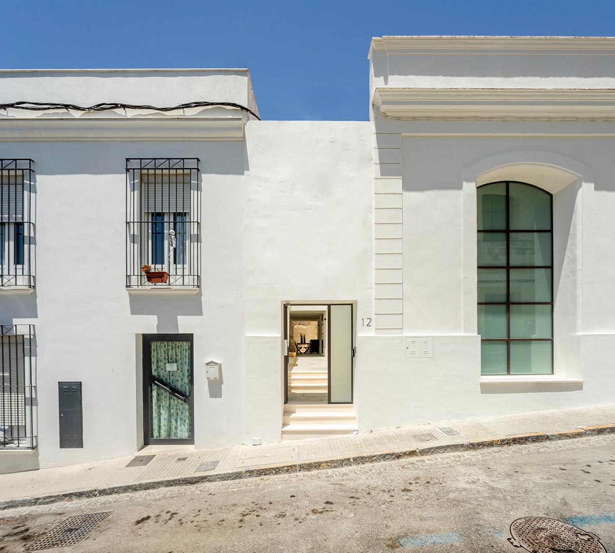 Iniesta Nowell Arquitectos converts old warehouse into house with a network of service alleys