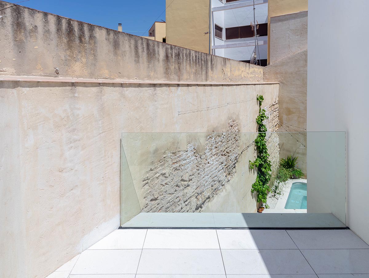Iniesta Nowell Arquitectos converts old warehouse into house with a network of service alleys