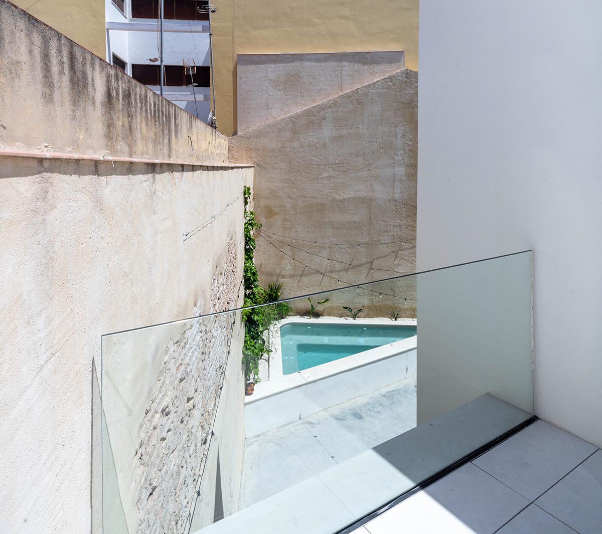 Iniesta Nowell Arquitectos converts old warehouse into house with a network of service alleys