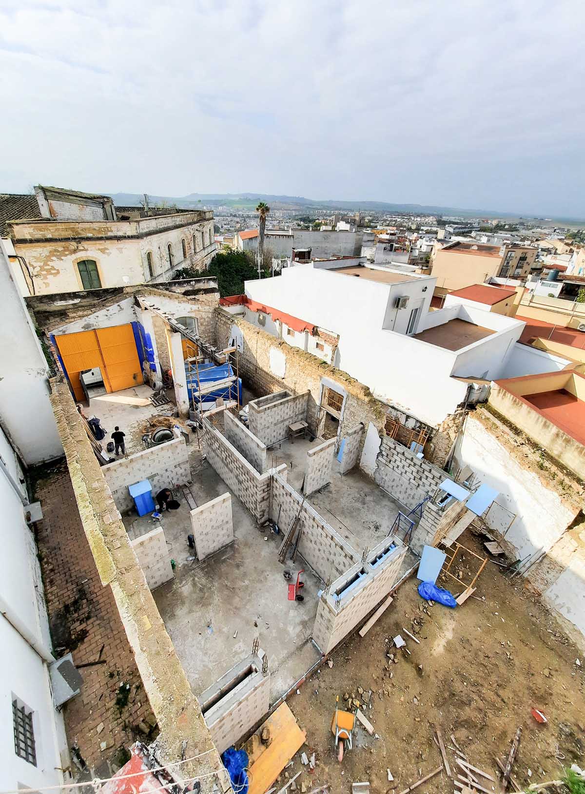 Iniesta Nowell Arquitectos converts old warehouse into house with a network of service alleys