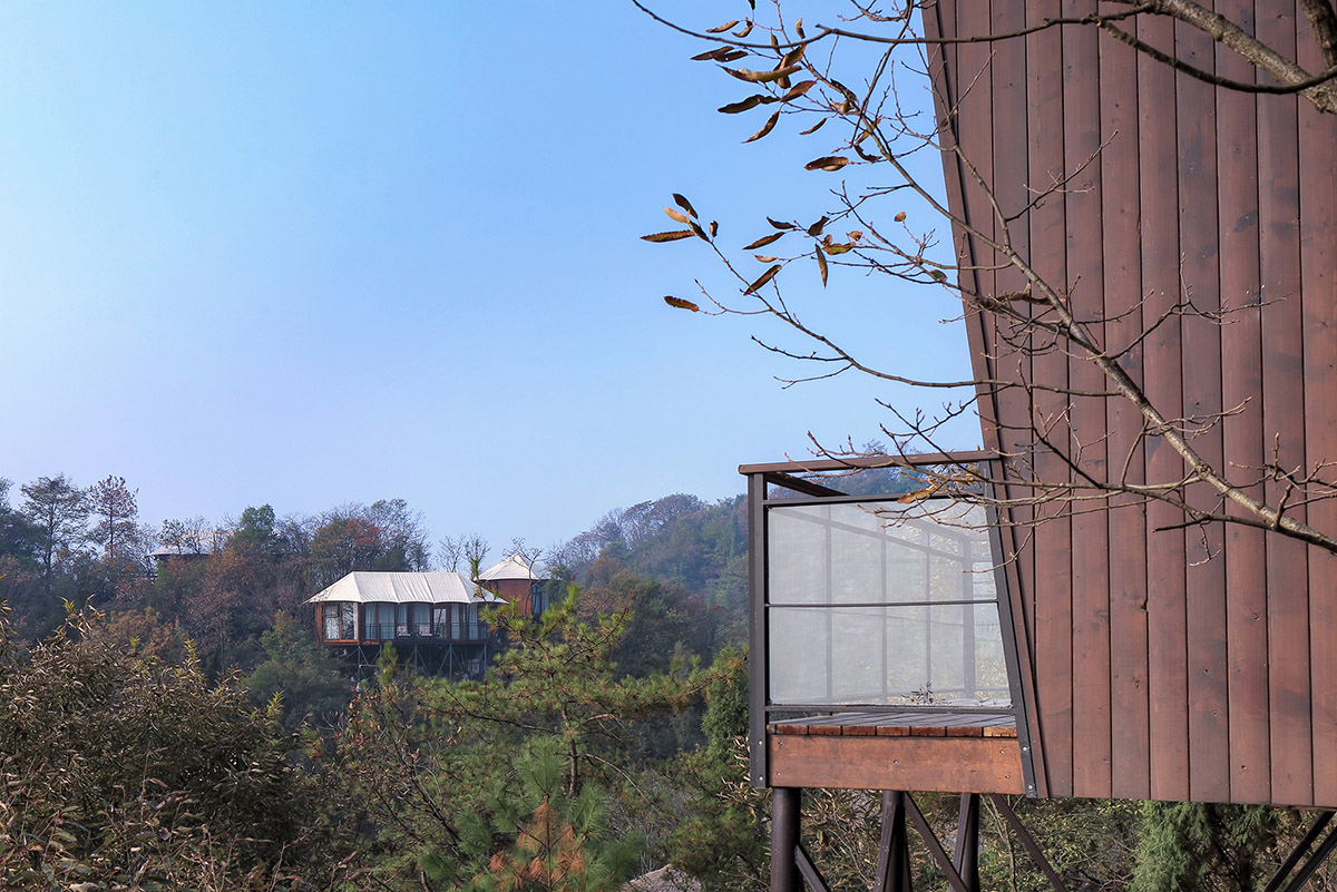 Fan Life built new residential cabins shaped through the original terrain of Hubei Province