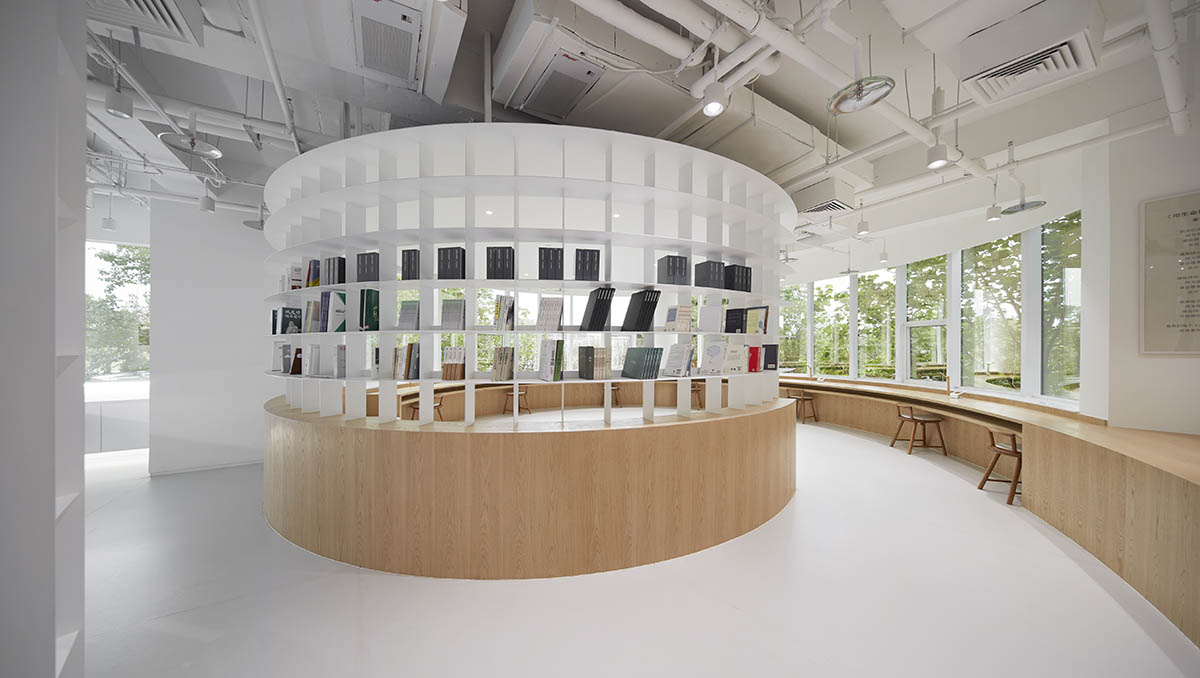 Homelinker Library by KiKi ARCHi evokes the Fibonacci spiral of shell creatures in Beijing 