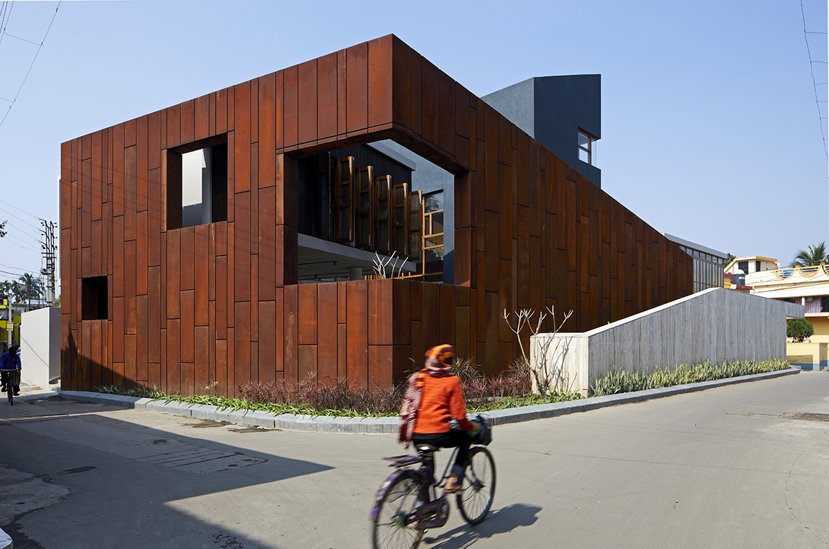 Making of a Place: Productive collision between a practice and a passionate community