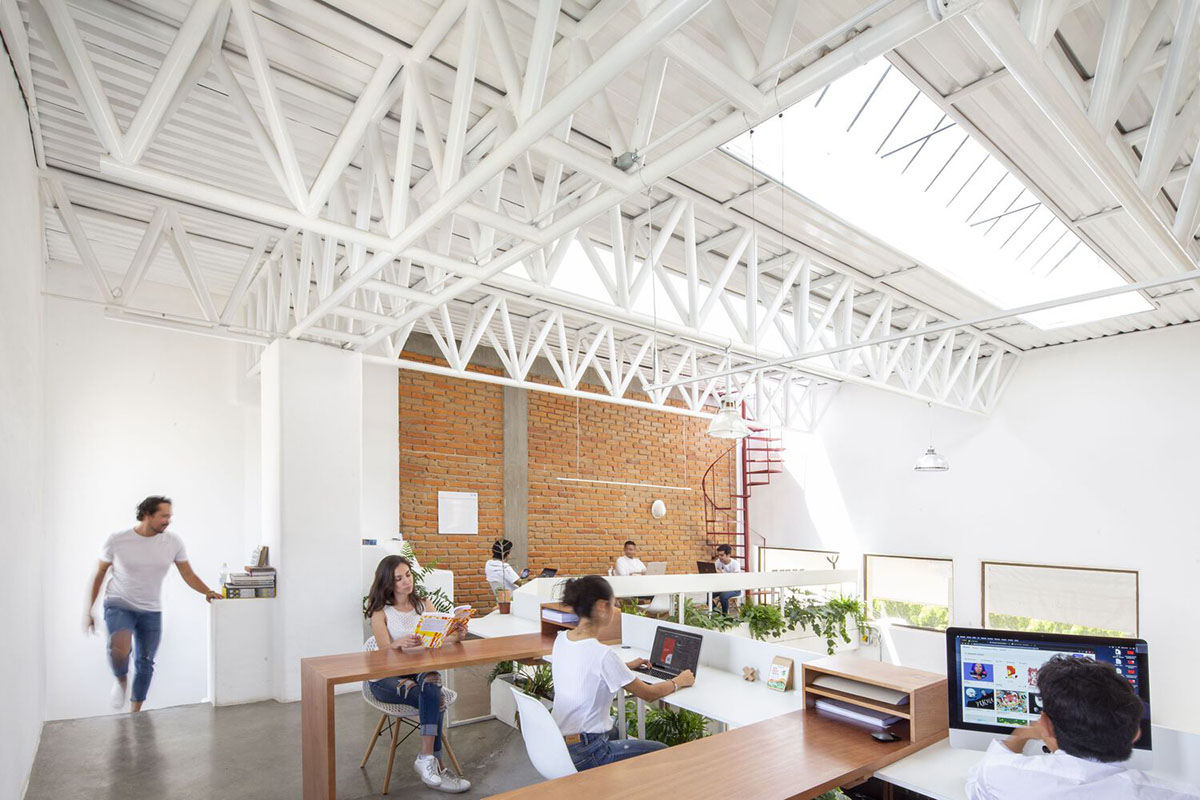 Elipsis Arquitectos transforms old house into community space with white steel trusses in Mexico