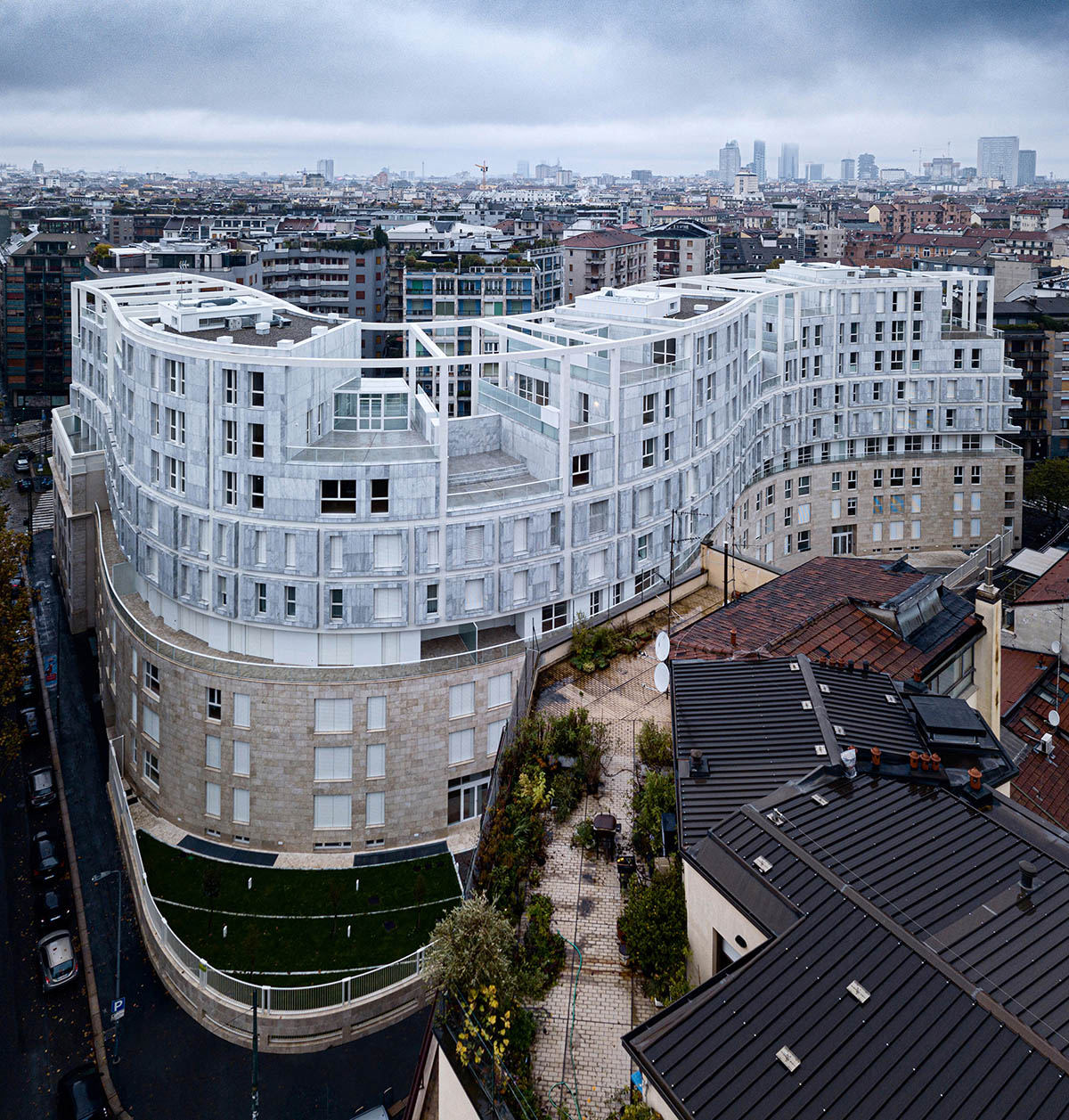 Eisenman Architects, Degli Esposti Architetti & AZstudio complete curved Residenze Carlo Erba