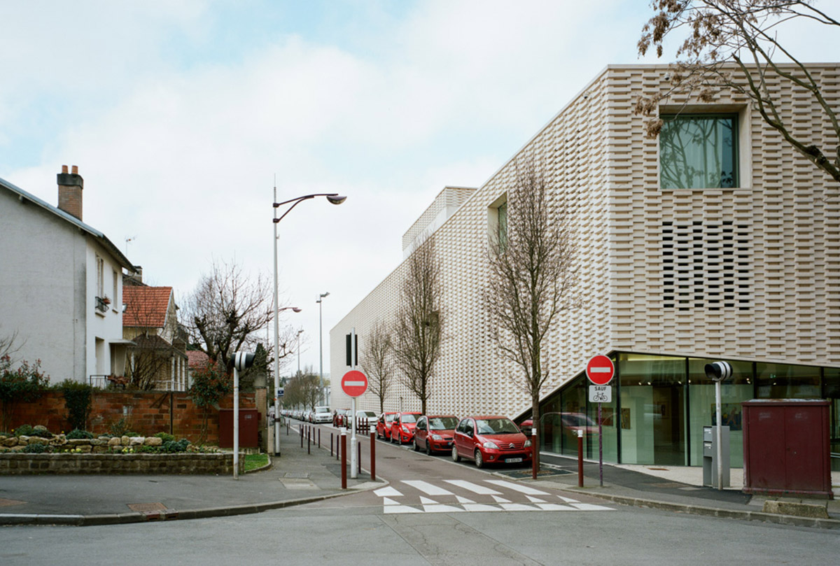 Ateliers O-S architectes expands an old theater in Paris' suburb