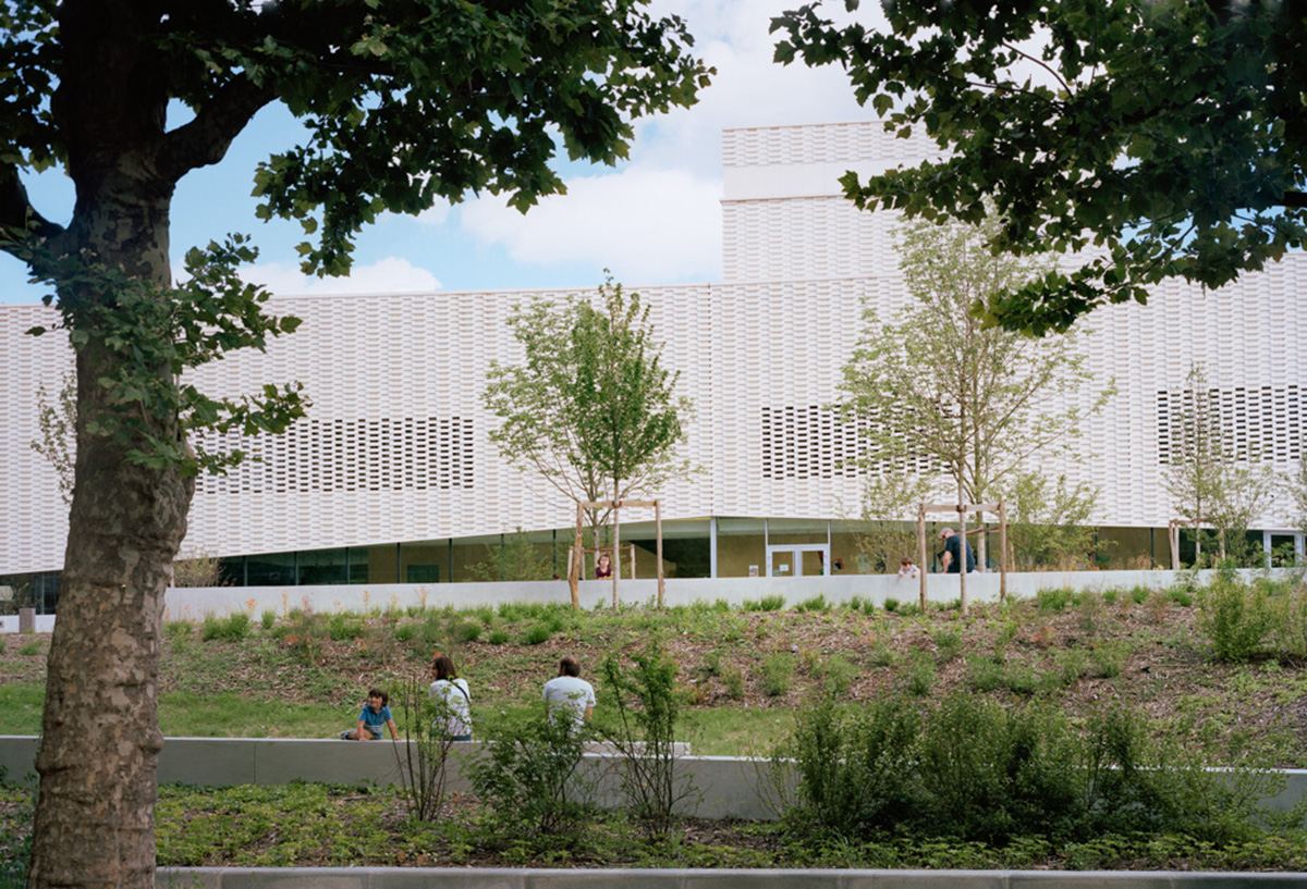 Ateliers O-S architectes expands an old theater in Paris' suburb