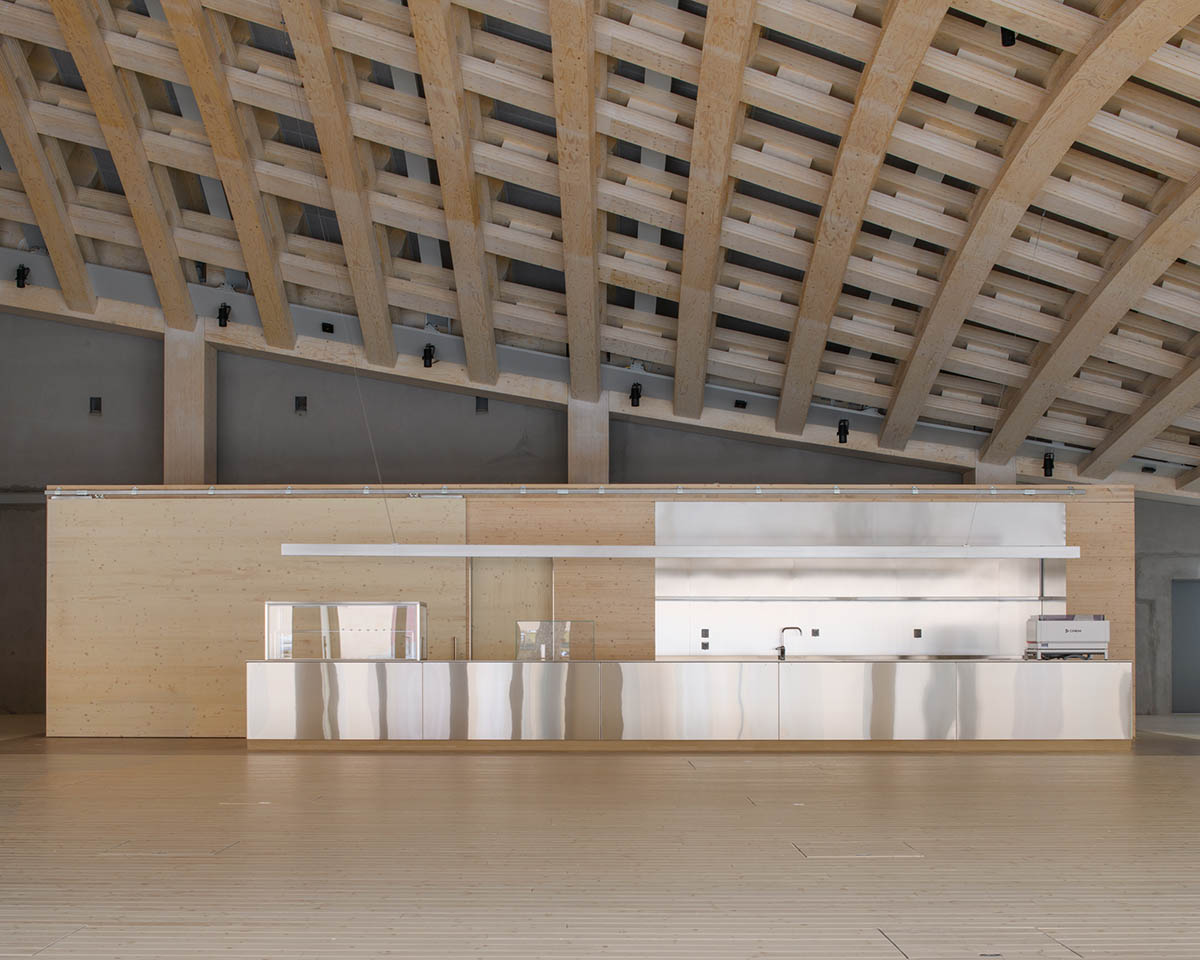 Elding Oscarson cria um espaço esférico com cúpula CLT como extensão de um museu em Estocolmo