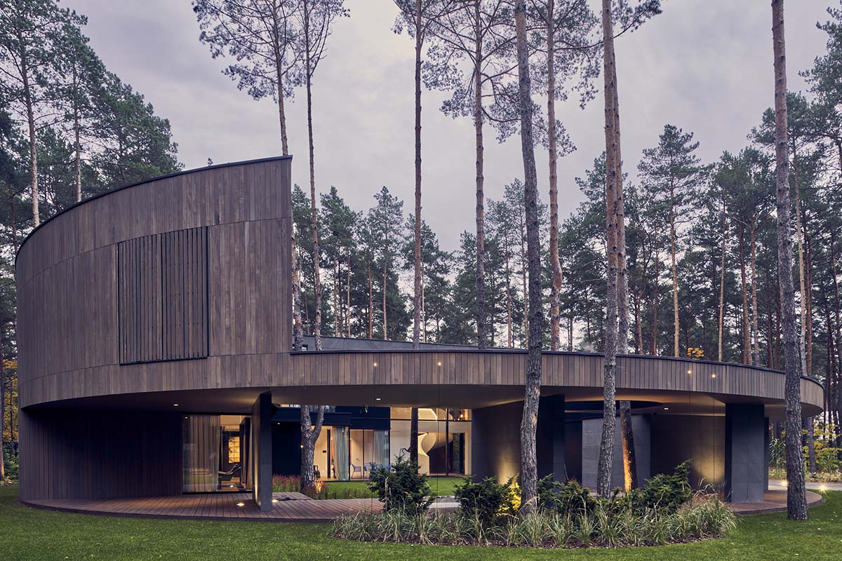 Przemek Olczyk Mobius Architekci completes circle wood house in a pine forest of Poland