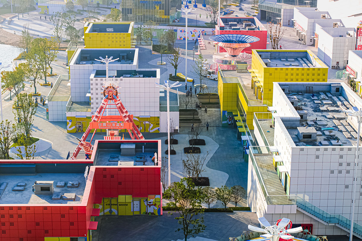 Giant ski resort features a 500-meter downhill slope with a pixelated multi-media façade in China