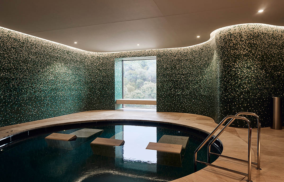 Wood Marsh completes sinuous resort anchored on hand-built locally sourced stone plinth in Australia