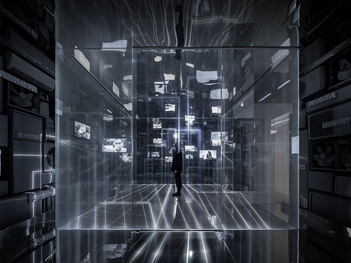 Giant free-form structure gives the feeling of 