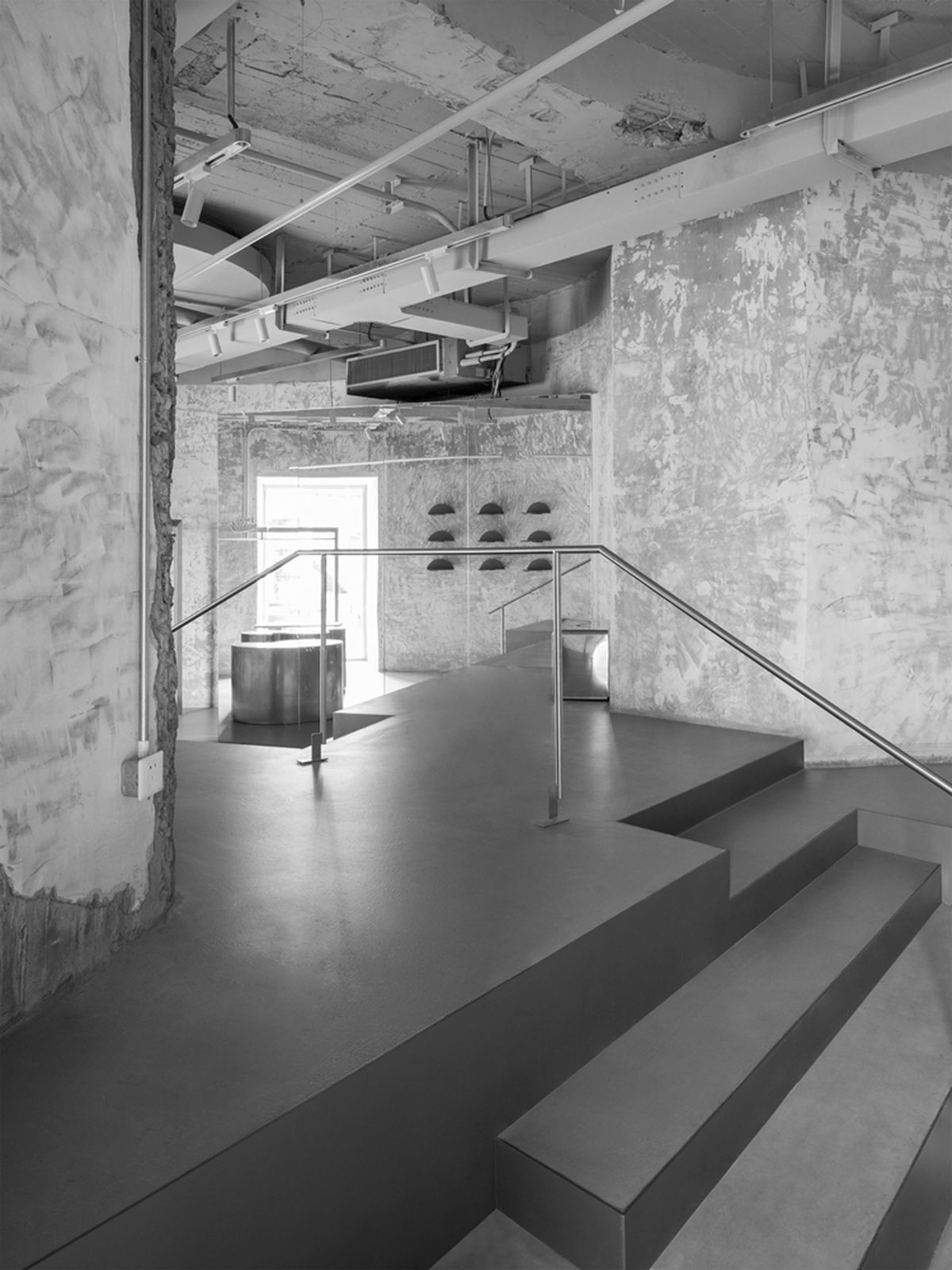 JIANGJIE DESIGN converts cylindrical cement plant into a fashion store in Hangzhou