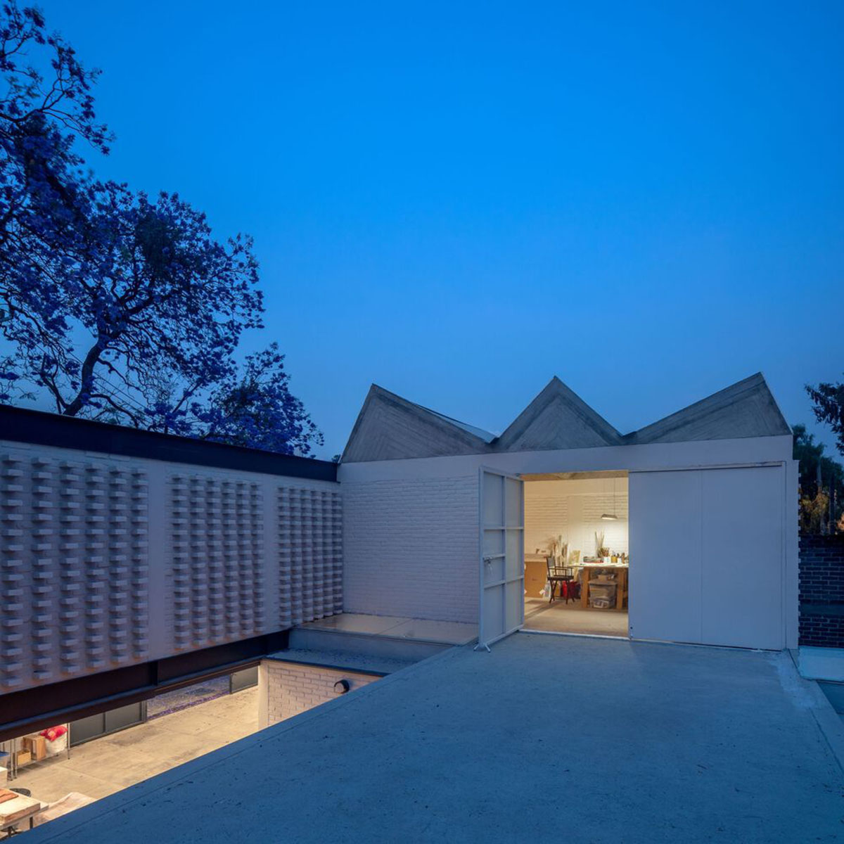 Sculptor's home studio features industrial saw-tooth roofs creating ...