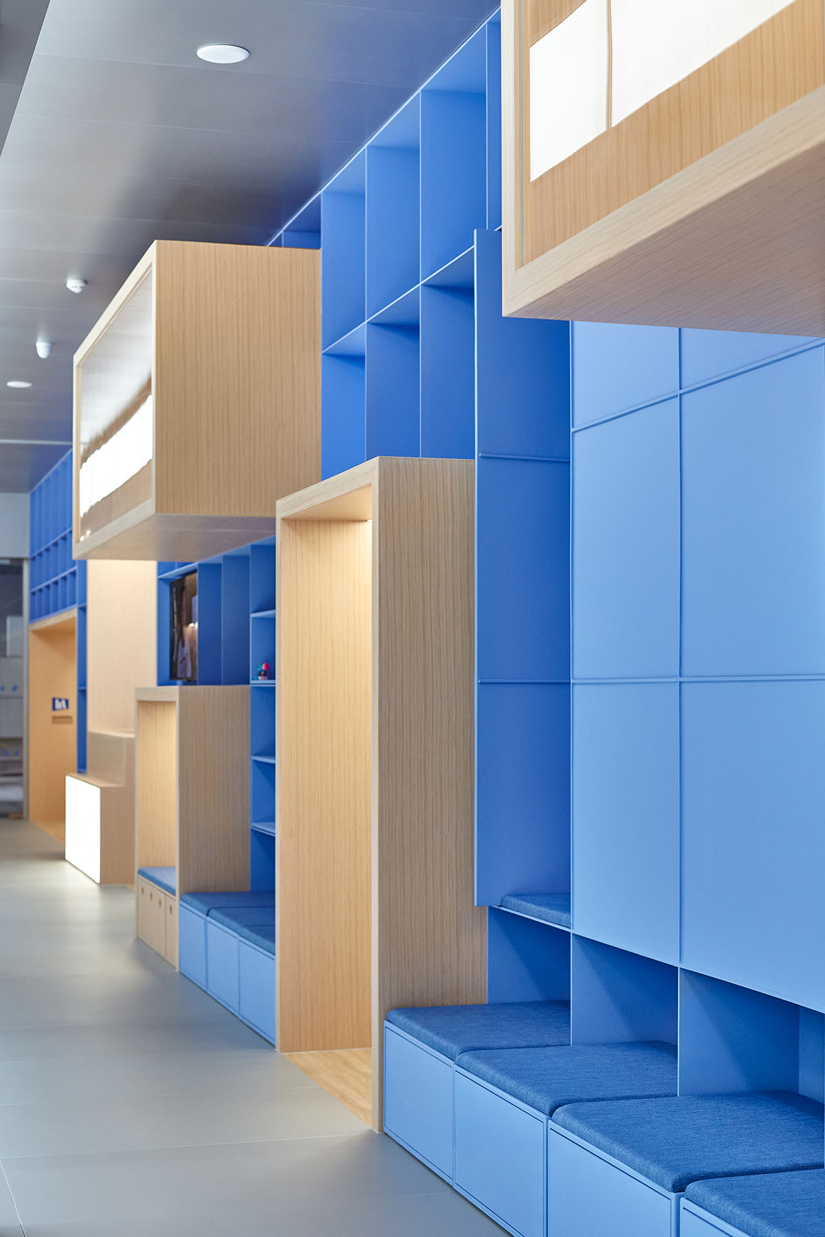 Crossboundaries designs blue sculptural spine as lively interface for Qkids English Center in China