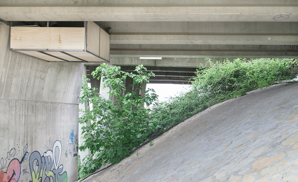 Fernando Abellanas installs his own studio under a traffic bridge in Spain