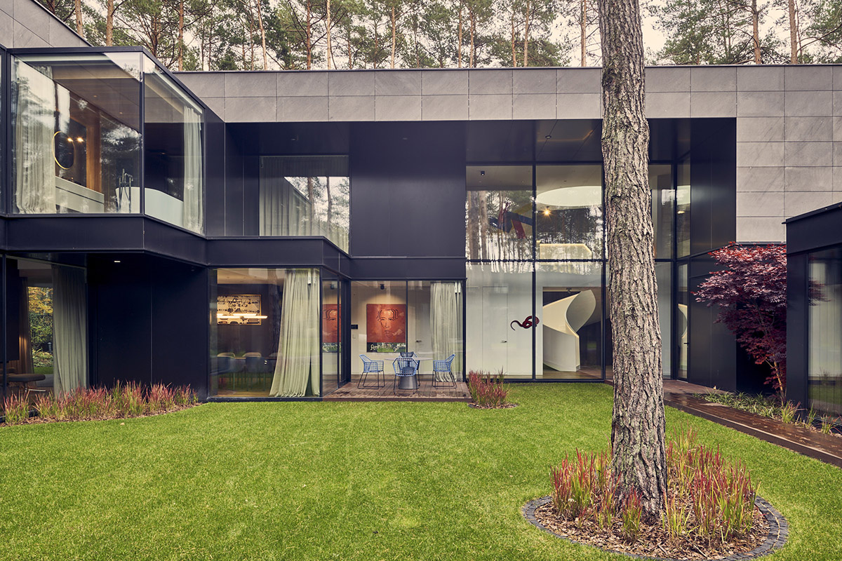 Przemek Olczyk Mobius Architekci completes circle wood house in a pine forest of Poland