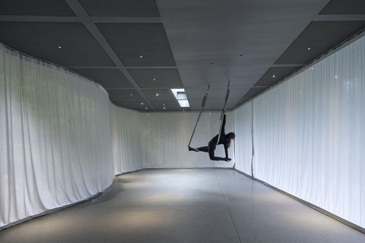 Atelier Liu Yuyang Architects built glassless yoga pavilion featuring silver roof set on a hill