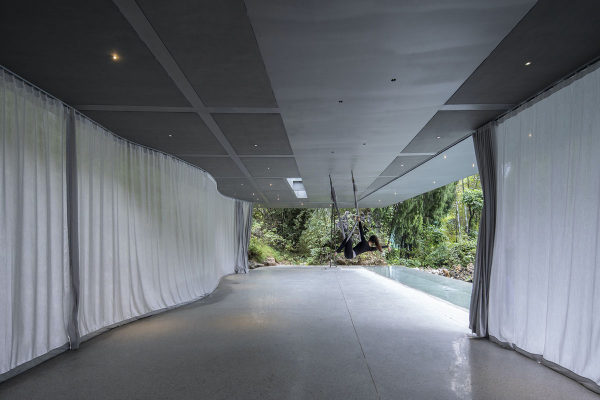 Atelier Liu Yuyang Architects built glassless yoga pavilion featuring silver roof set on a hill