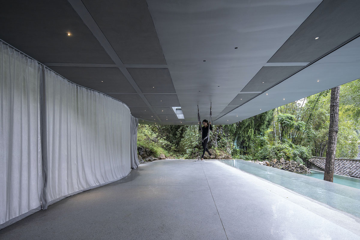 Atelier Liu Yuyang Architects built glassless yoga pavilion featuring silver roof set on a hill