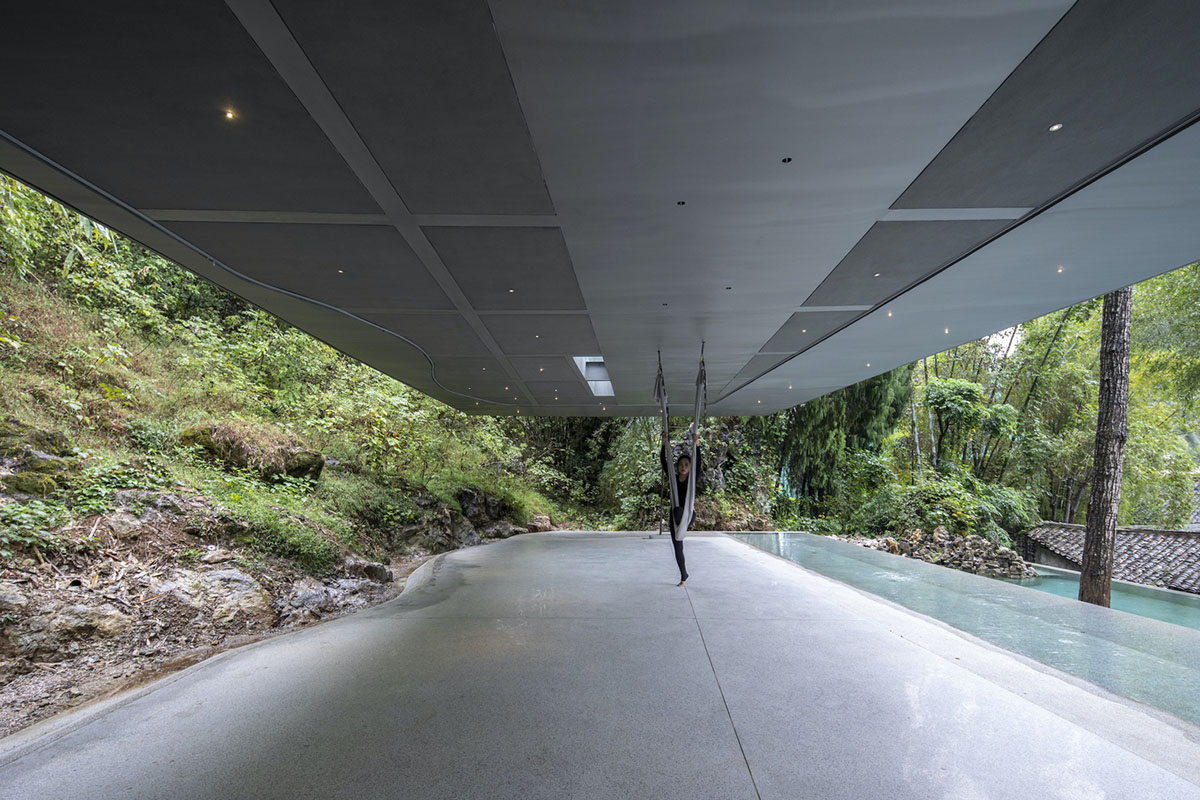 Atelier Liu Yuyang Architects built glassless yoga pavilion featuring silver roof set on a hill