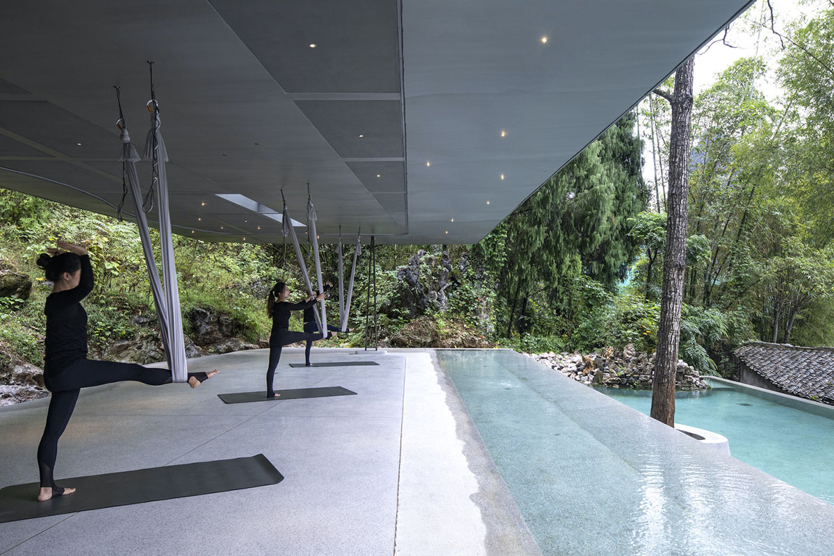 Atelier Liu Yuyang Architects built glassless yoga pavilion featuring silver roof set on a hill