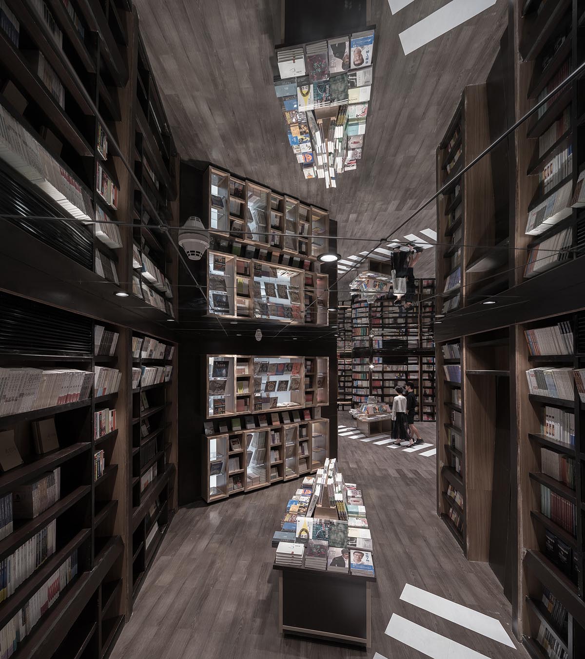 X+Living  completes Zhongshuge book store made of zebra crossings and white circular tubes