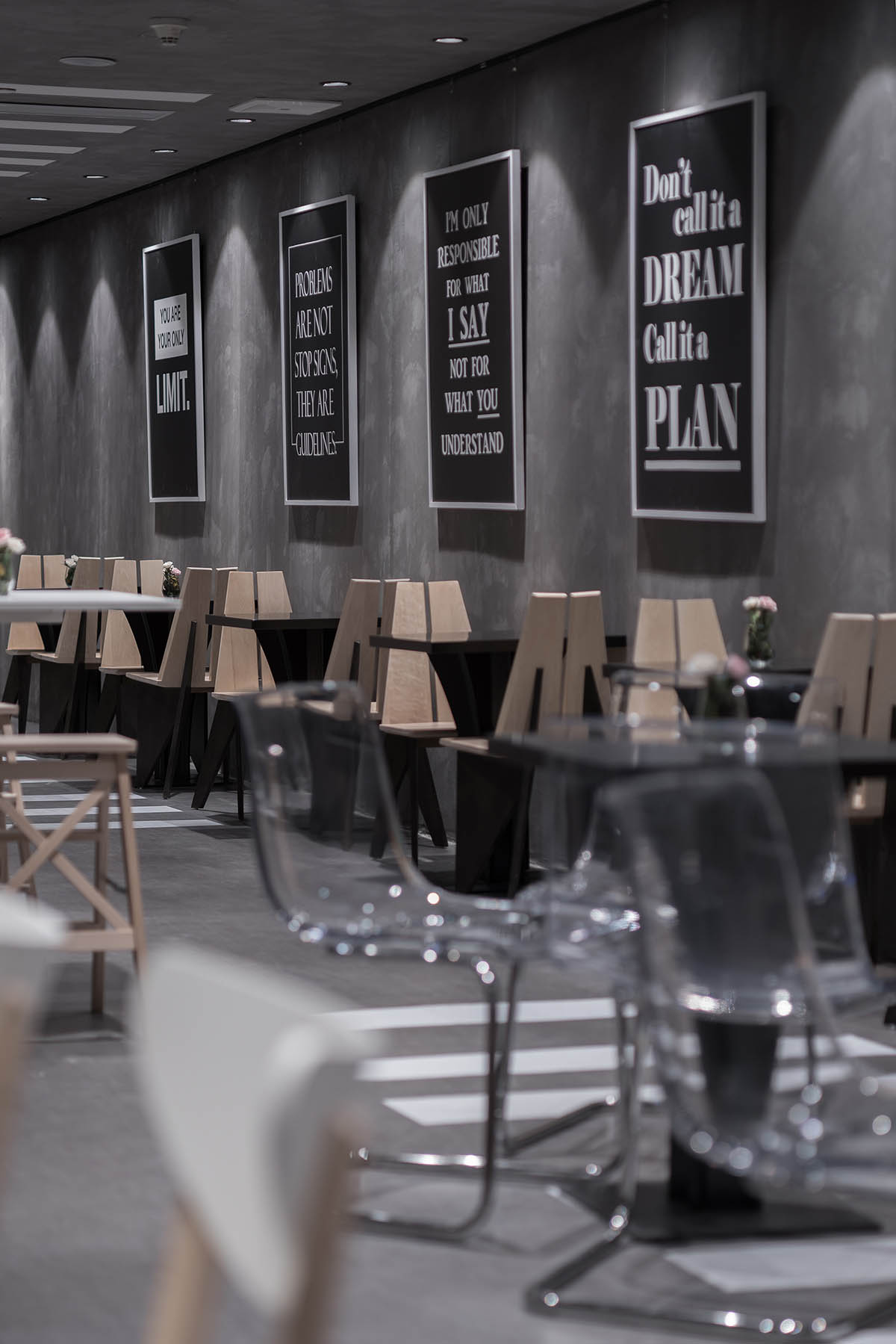 X+Living  completes Zhongshuge book store made of zebra crossings and white circular tubes