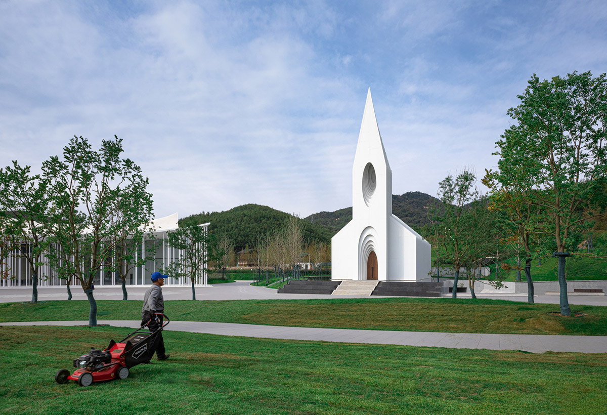 RSAA designs Chamber Church in China with uniform layered slices to allow soft light