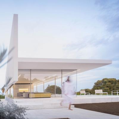 Fran Silvestre Arquitectos completes Hofmann House with extruded roof ...