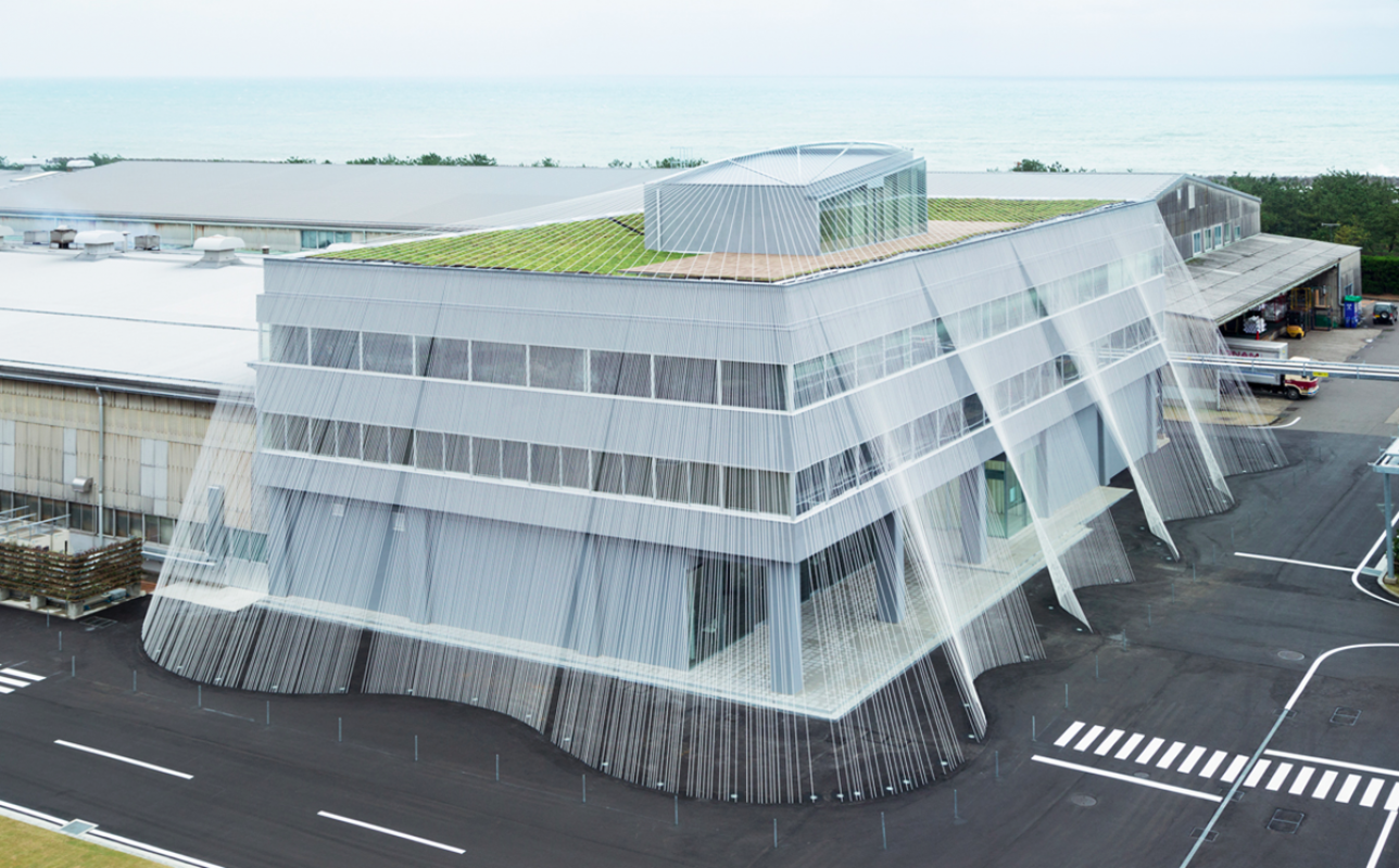 Kengo Kuma wraps the facade of Komatsu Seiren Fabric laboratory